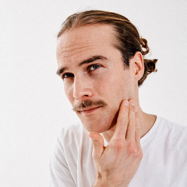 Mann pflegt Gesicht