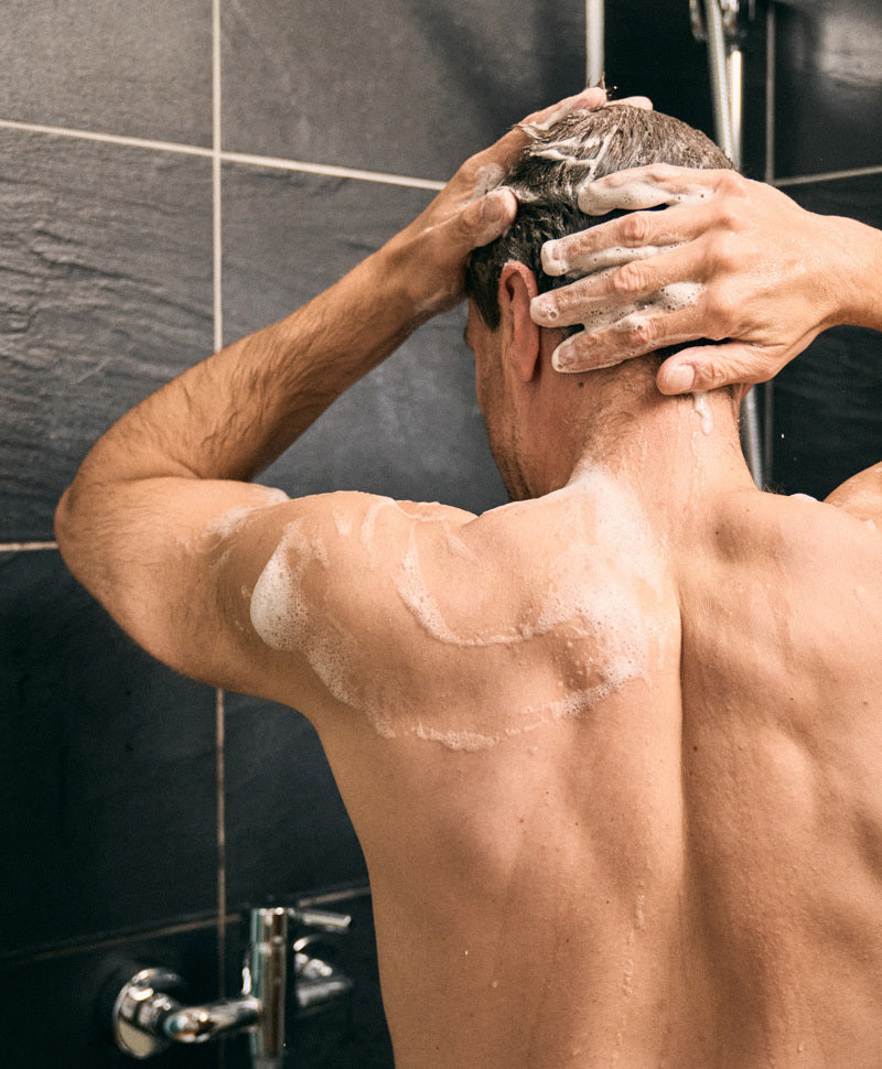 Mann wendet Brooklyn Soap Rasieröl an – für eine gepflegte Haut und gründliche Rasur.