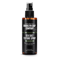 Das Sea Salt Texture Meersalz Spray von der Brooklyn Soap Company ist das ideale Stylingprodukt für Männer, die Volumen, Textur und ein natürliches Finish suchen. Das texturierende Stylingspray verleiht sofortiges Volumen und Definition und sorgt für einen lässigen Look ohne zu beschweren.