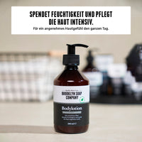 Brooklyn Soap Company Bodylotion mit Muskatnuss und Zedernholz, pflegt die Haut intensiv und spendet langanhaltende Feuchtigkeit für ein angenehmes Hautgefühl – ideale Pflege mit natürlichen Ölen.