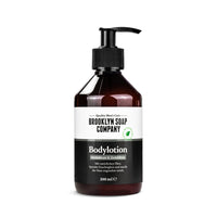 Brooklyn Soap Company Bodylotion mit Muskatnuss und Zedernholz, spendet intensive Feuchtigkeit mit natürlichen Ölen und sorgt für angenehm weiche Haut, in praktischer Pumpflasche.