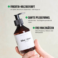 Hand hält eine Flasche Blue Moon Body Wash, daneben Vorteile des Produkts wie fruchtig-holziger Duft, sanfte Pflegeformel und Freiheit von Zusätzen.