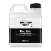 Nachfüllkanister für das Body Wash für Männer von der Brooklyn Soap Company mit Muskatnuss- und Zedernholzduft zur sanften Reinigung und feuchtigkeitsspendenden Pflege.