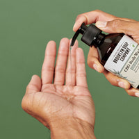Das CBD Body Wash für Männer von der Brooklyn Soap Company reinigt sanft und trocknet nicht aus. Dank seiner hautfreundlichen Formulierung ist es besonders für empfindliche Hauttypen geeignet.