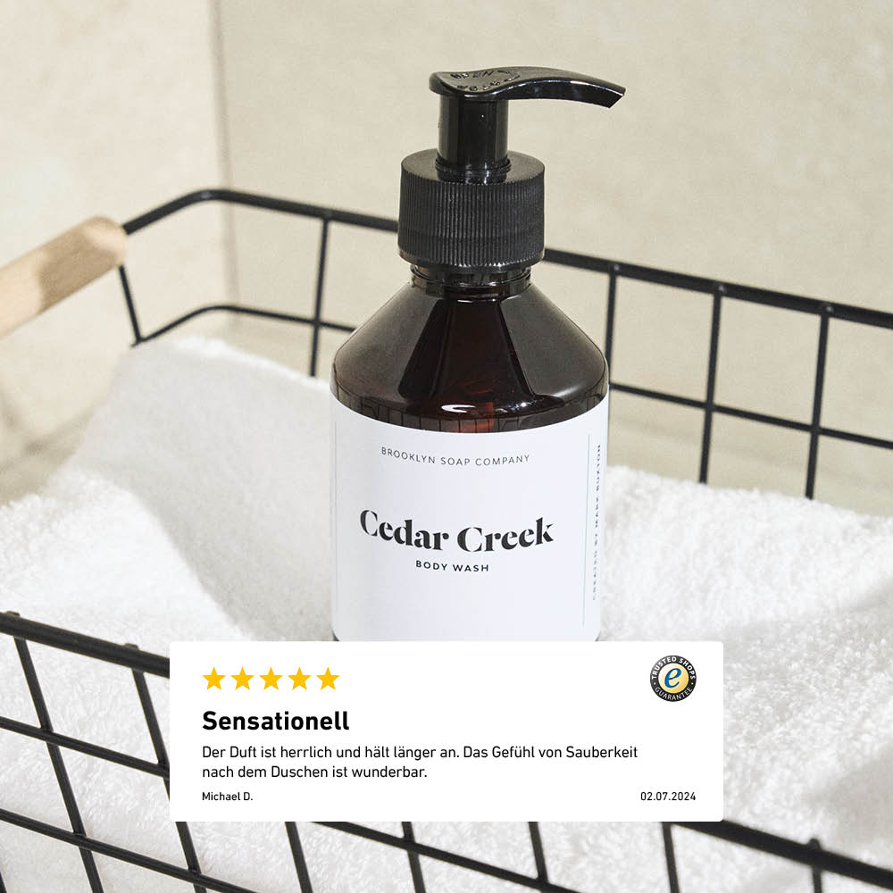Cedar Creek Body Wash in einem Duschkorb mit Kundenbewertung zu Duft und Frischegefühl.