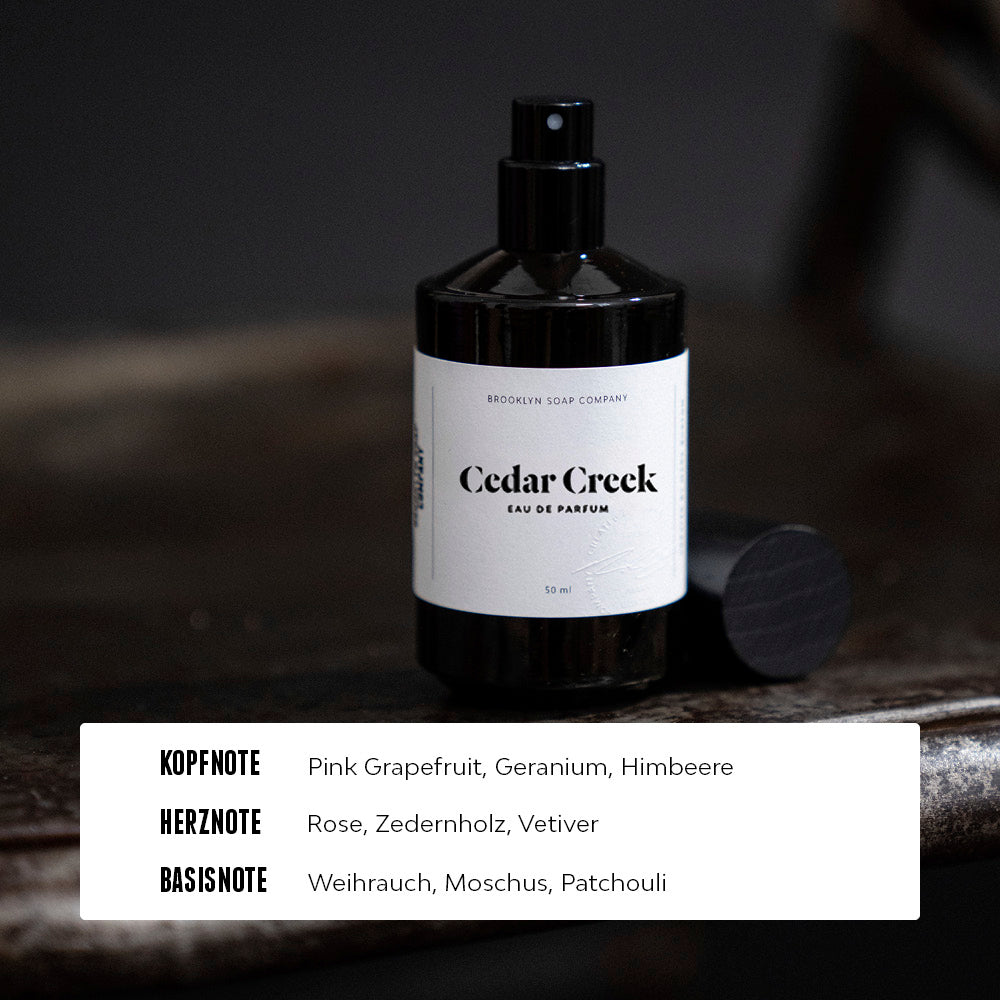 Cedar Creek von der Brooklyn Soap Company: Ein holzig-frischer Herrenduft mit Pink Grapefruit, Geranium und Himbeere in der Kopfnote, Rose, Zedernholz und Vetiver im Herzen sowie Weihrauch, Moschus und Patchouli in der Basis.
