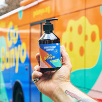 Das GoBanyo Body Wash von der Brooklyn Soap Company vor dem farbenfrohen Duschbus für Menschenrechte– gestaltet im Rahmen der Kooperation mit GoBanyo.