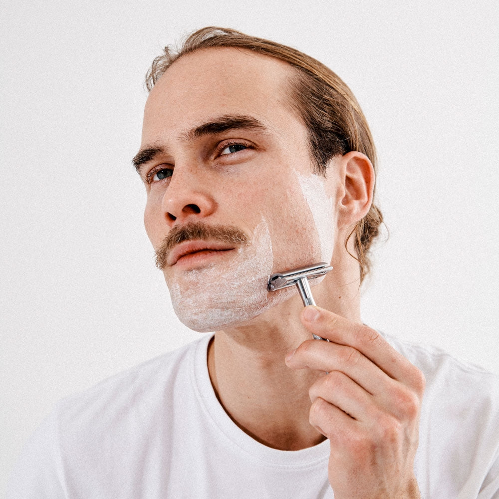 Der Rasurhobel von der Brooklyn Soap Company ist besonders sicher bei der Anwendung: Bart oder Haut anfeuchten, Rasiercreme oder Rasiergel auftragen, den Rasierhobel im 30-Grad-Winkel ohne Druck über die Haut führen, regelmäßig ausspülen, für eine gründliche und hautschonende Nassrasur.