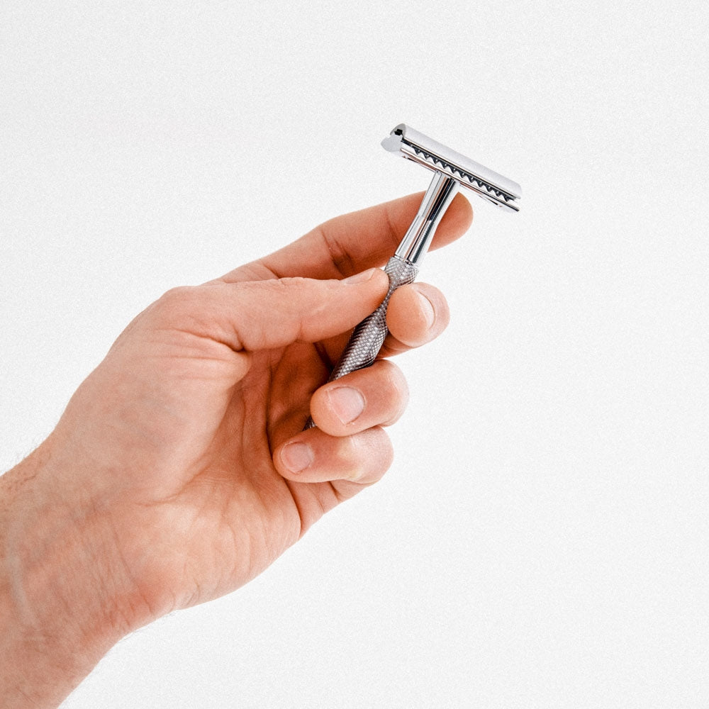 Der Rasierhobel von der Brooklyn Soap Company für eine gründliche und hautschonende Rasur, reduziert Hautirritationen und Rasurbrand. Er ist langlebig und nachhaltig durch auswechselbare Klingen, spart langfristig Kosten und ist ideal für empfindliche Männerhaut.