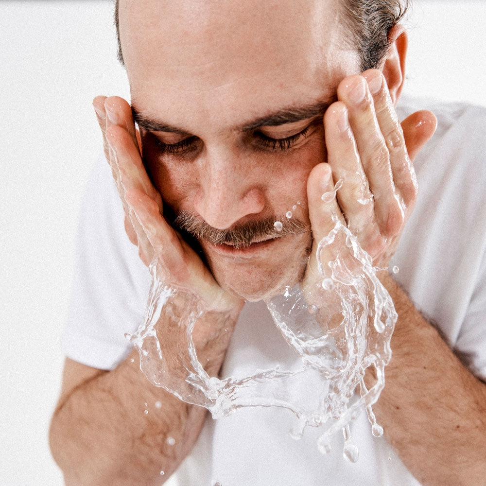 Das Rasierhobel Set von der Brooklyn Soap Company für eine glatte und präzise Rasur mit minimaler Hautreizung – ideal für empfindliche Männerhaut, sorgt für ein frisches Hautgefühl und ein gepflegtes Gesamtbild.