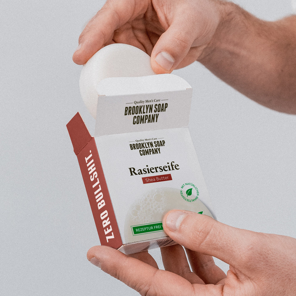 Die Raiserseife von der Brooklyn Soap Company sorgt für eine sanfte und gründliche Rasur, pflegt die Haut und schützt vor Irritationen. Sie bildet einen reichhaltigen Schaum, der das Rasiermesser optimal gleiten lässt. Dank natürlicher Inhaltsstoffe ist sie ideal für empfindliche Haut und besonders nachhaltig.