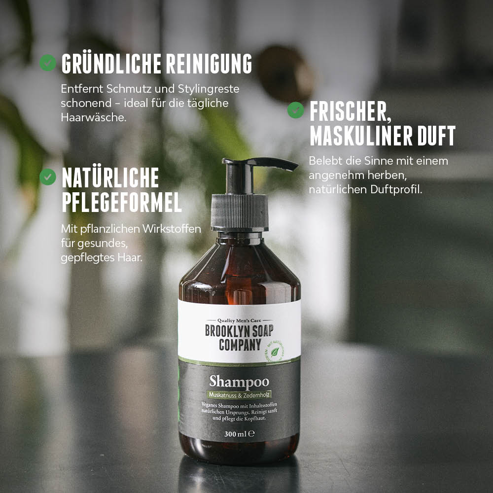 Brooklyn Soap Company Shampoo auf einem dunklen Tisch mit Text-Overlays zu Vorteilen wie gründliche Reinigung, natürlicher Pflegeformel und frischem, maskulinem Duft.