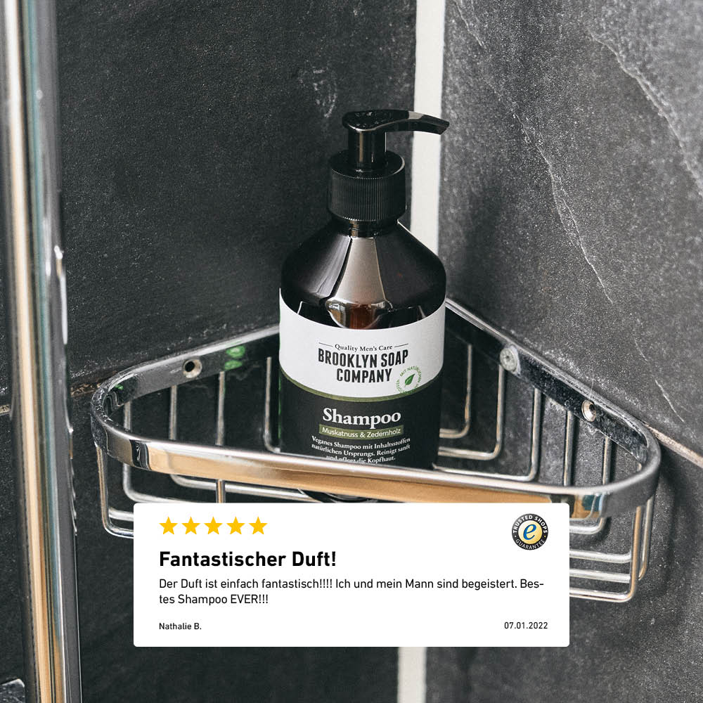 Brooklyn Soap Company Shampoo-Flasche mit Pumpspender in einer Duschablage, darunter eine 5-Sterne-Kundenbewertung mit dem Zitat „Fantastischer Duft“.