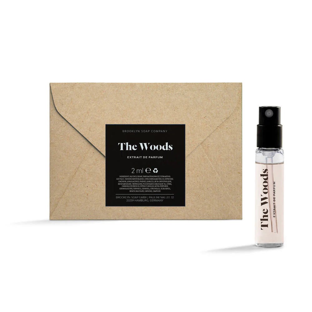 Parfümprobe „The Woods“ mit braunem Umschlag und 2 ml Glasflakon.