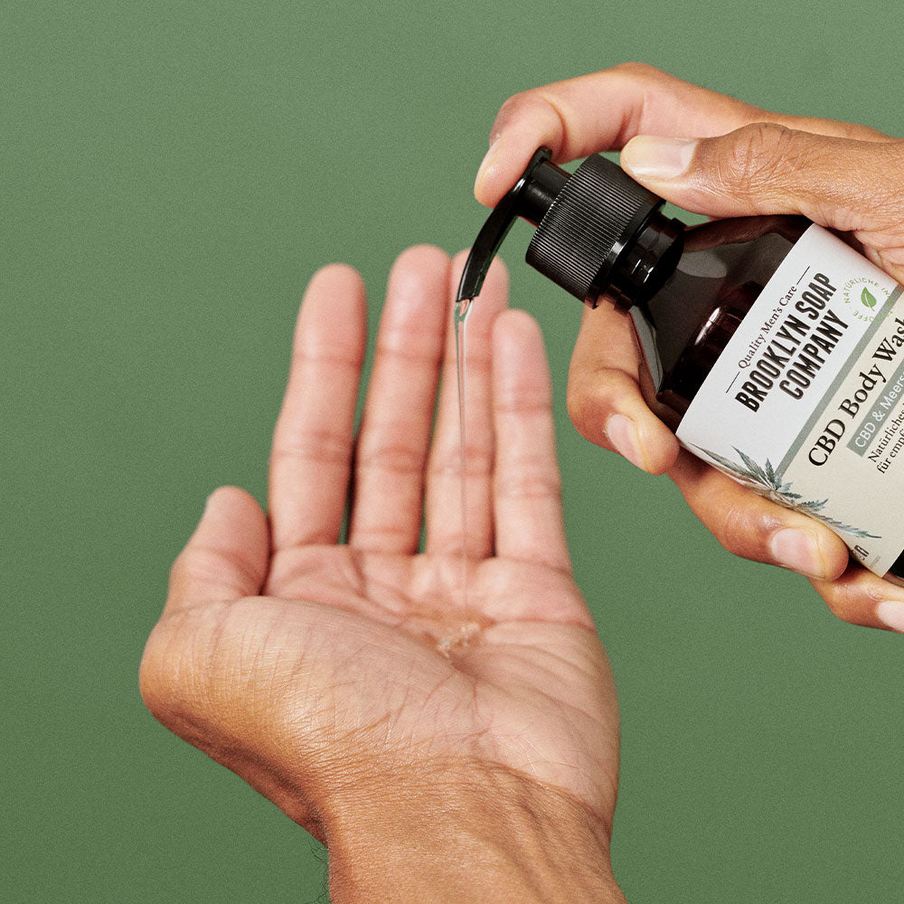 Das CBD Body Wash für Männer von  der Brooklyn Soap Company reinigt sanft und trocknet nicht aus. Dank seiner hautfreundlichen Formulierung ist es besonders für empfindliche  Hauttypen geeignet. 