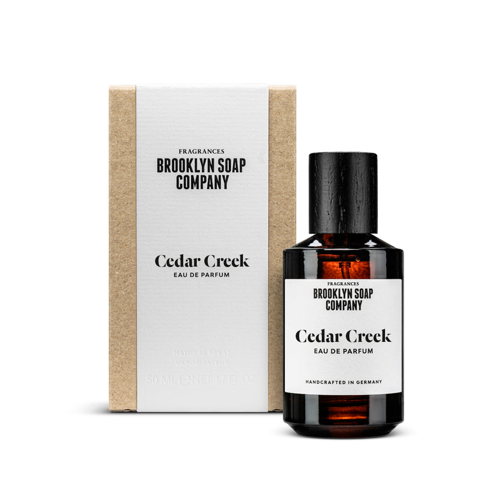 Brooklyn Soap Parfum „Cedar Creek“ mit Verpackung – minimalistisches Design in Weiß und Braun.